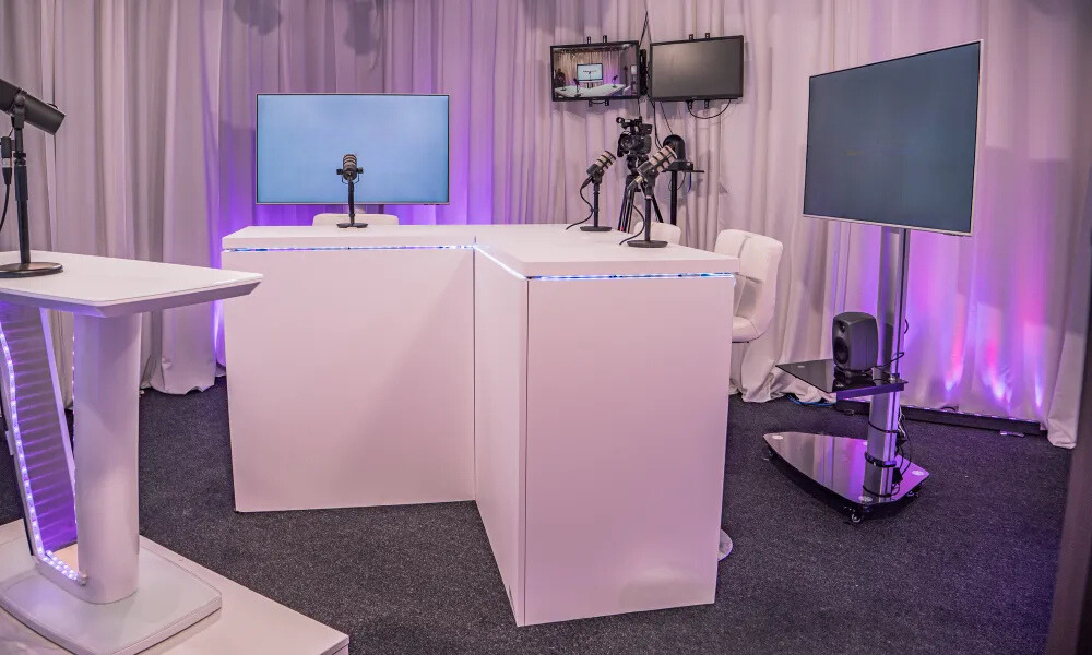 Décor white - Studio Koenig TV & Podcast à Caen
